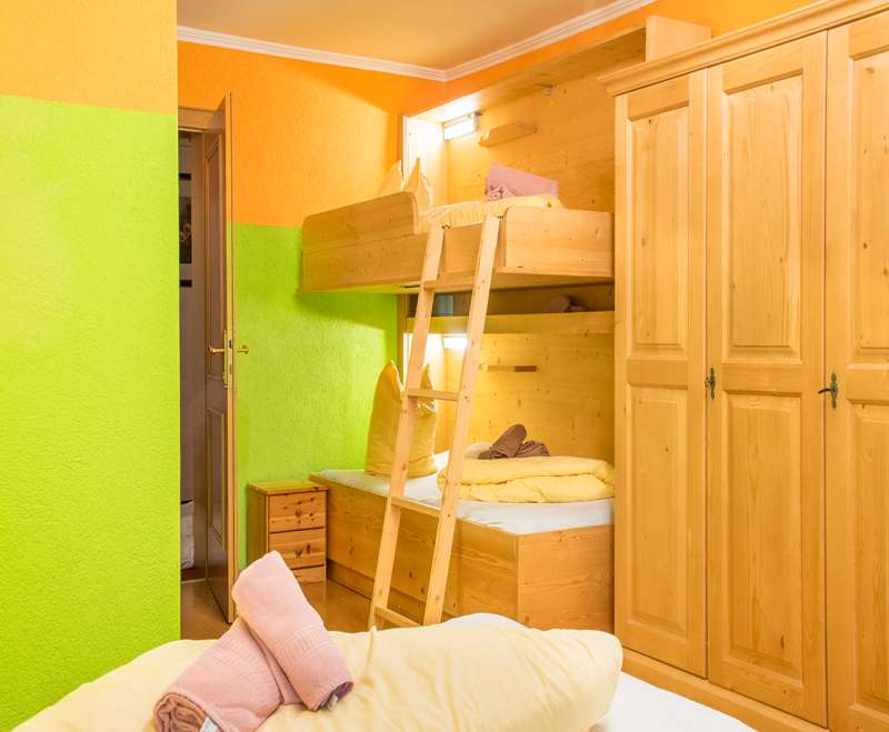 urlaub-mit-hund-hotel-gell-tweng-standardzimmer-schlafbereich-mit-etagenbett